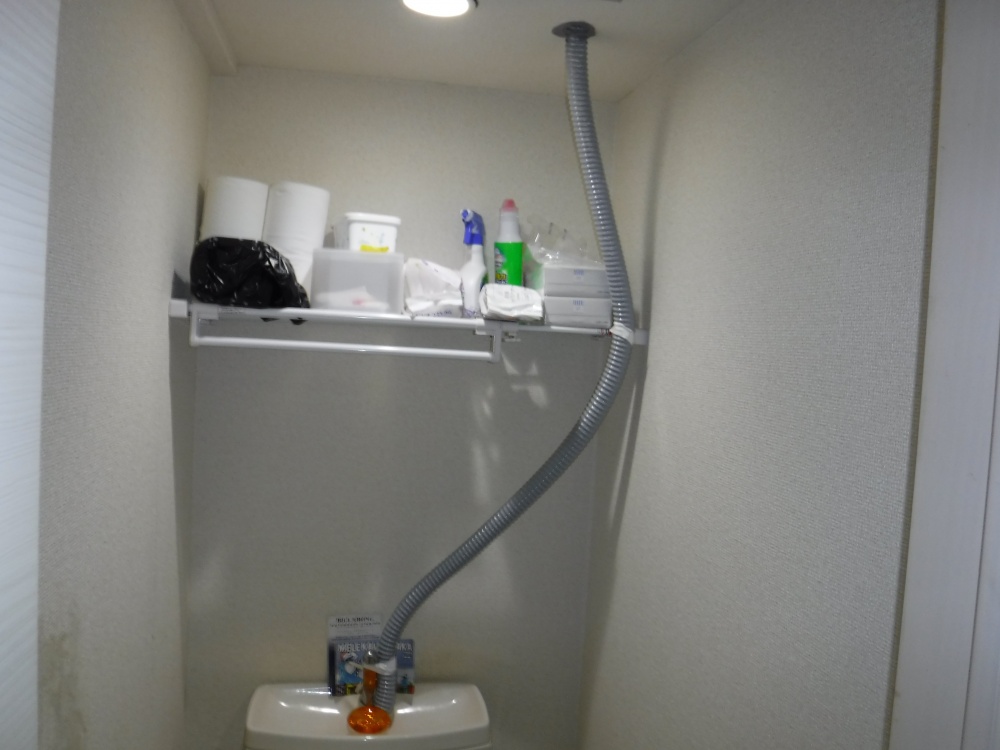 漏水緊急対応！！/配管からの漏水でトイレが水浸し/簡易ドレン設置対応