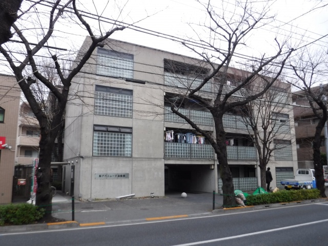 打ちっ放しコンクリート外壁の塗装工事！世田谷区桜丘で集合住宅の改修工事が始まります。