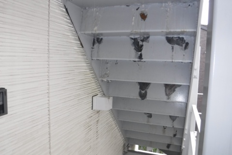 鉄骨階段の塗装がパラパラと剥がれる原因は塗膜の薄さと雨水のせいかも/世田谷区上北沢の鉄骨階段塗装工事