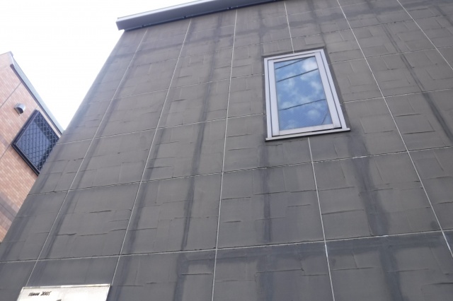 外壁の黒い汚れた線は何ですか？それはシーリングのブリード現象では？？