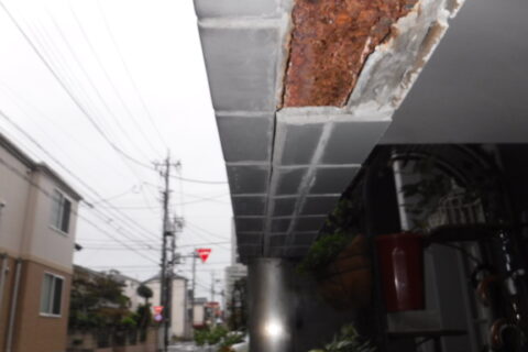 タイル落下の原因は雨水の侵入のせい？ALC外壁の上に貼ってあるタイルが落ちてしまった。