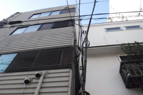 雨漏りが発生しているけれど、隣との敷地が狭くて施工ができない！？台東区入谷で隣地幅27ｃｍの外壁塗装工事