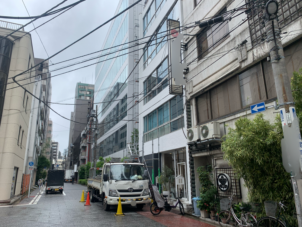 天気は何とか大丈夫？中央区日本橋の外壁塗装工事が完了して足場の解体中