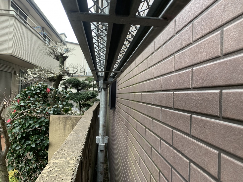 狭い敷地の足場の架設　足立区本木の外壁塗装工事