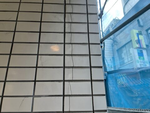 破損した外壁タイルの貼り替え工事@タイルのメンテナンス