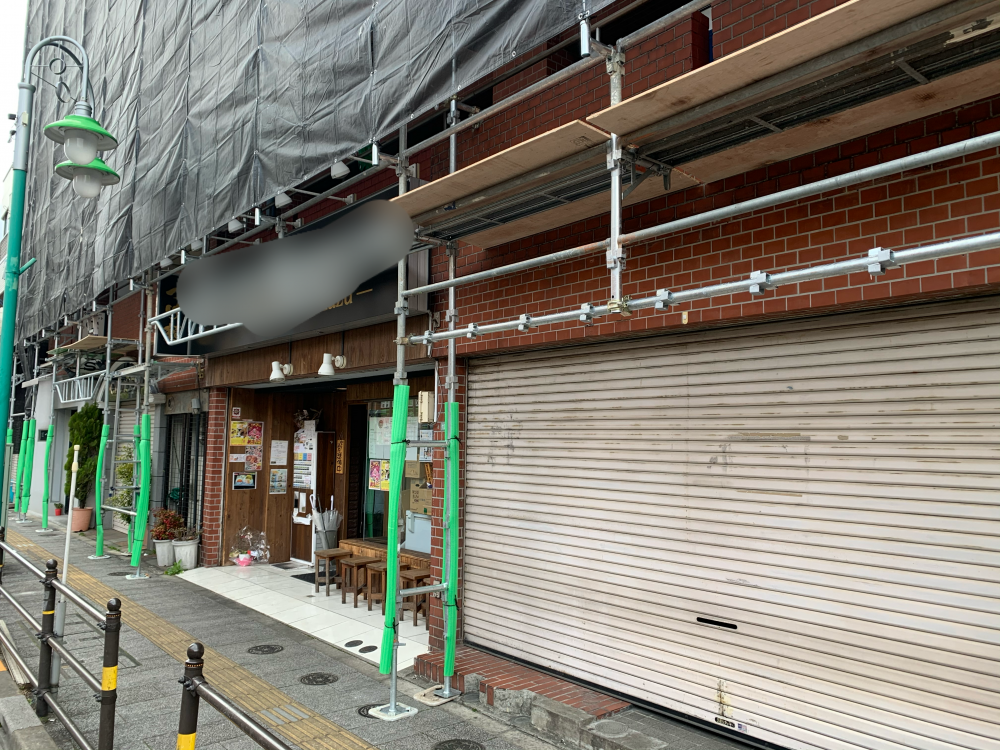 足立区竹の塚の集合住宅外壁塗装／店舗前の開口足場