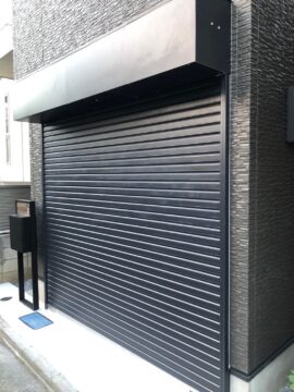 シャッターにもダイノックシートを貼れるの！？大田区のダイノックシート工事