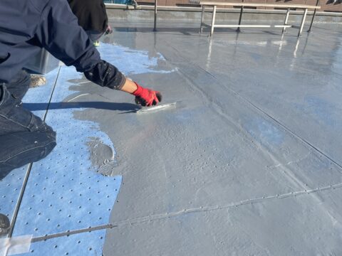ウレタン通気緩衝工法で屋上防水施工中