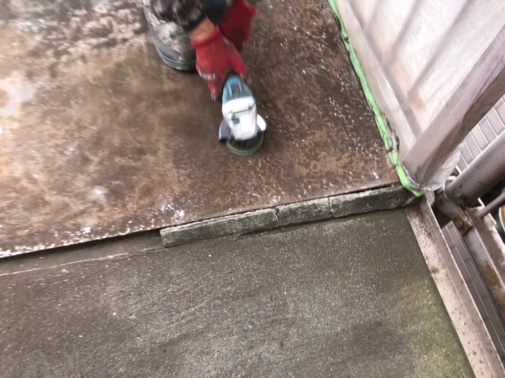 長尺は下地が重要 集合住宅廊下の長尺シート工事前の下地処理です 東京都杉並区 地域no1宣言 外壁塗装 防水工事は 足立区の セイルズ