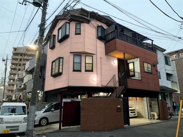 足立区綾瀬の外壁塗装施工中　カラーシュミレーションで色のお打ち合わせを