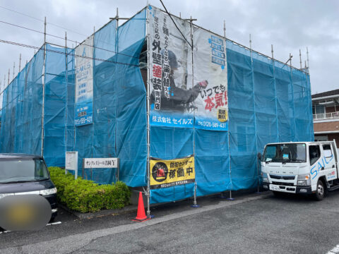 屋根の棟板金が剥がれた！？埼玉県草加市で屋根工事と外壁塗装工事が始まりました。