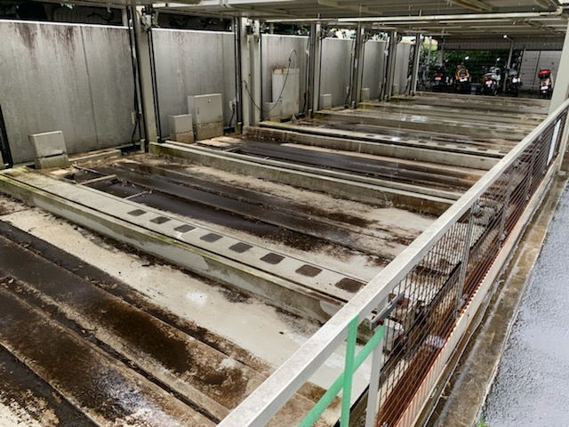 長年手つかずの外部機械式立体駐車場は錆の発生以外に汚れもかなり蓄積されております。