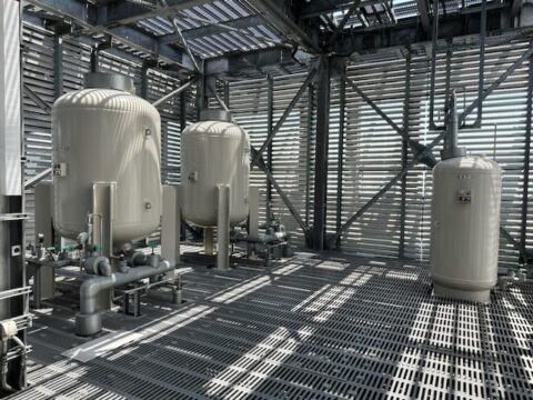 ダブルの錆止め塗装で腐食の進行を遅らせる＠屋上設備機器の塗装工事