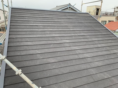 足立区千住の屋根葺き替え工事はお洒落なガルバ/ディプロマットスターでカバー工法
