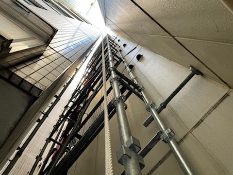 【設備屋さんのための架設足場】　港区芝浦の電気設備設置のための足場の設置