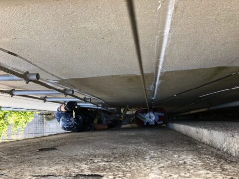 隣との敷地が狭くて外壁塗装できずに雨漏りしている・・・。セイルズにお任せください。