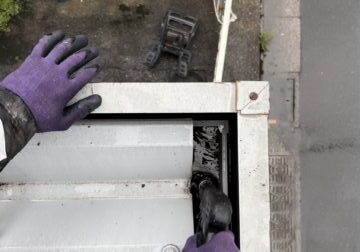 雨樋の詰まりは高圧洗浄で配管貫通清掃で解決！足立区一ツ家で屋根の高圧洗浄清掃