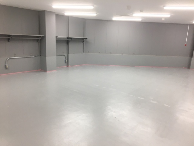 駐車場専用塗料のパーキングガードでトランクルームのバイク駐車場を塗装中