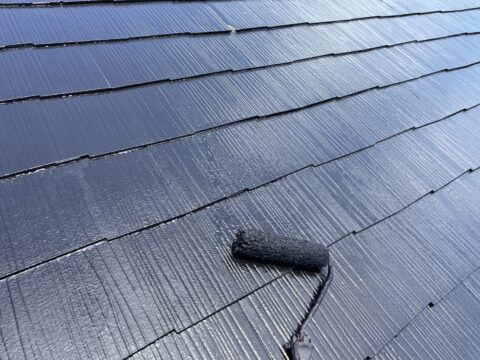 本日快晴！日曜出勤！埼玉県草加市で屋根の遮熱塗装施工中