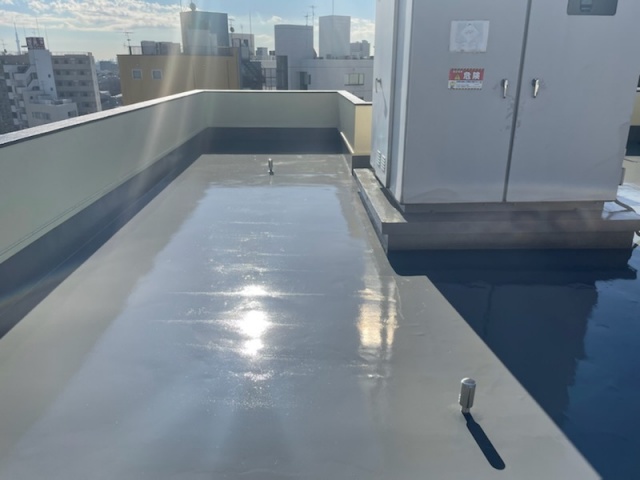 劣化した屋上をウレタン防水通気緩衝工法で改修させて頂きました。