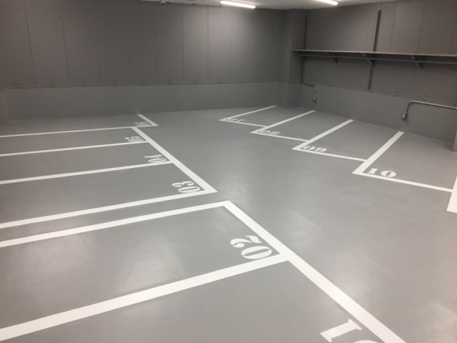 新規のバイク駐車場塗装工事　駐車場専用塗料で塗床塗装後に白線ラインと駐車番号塗装