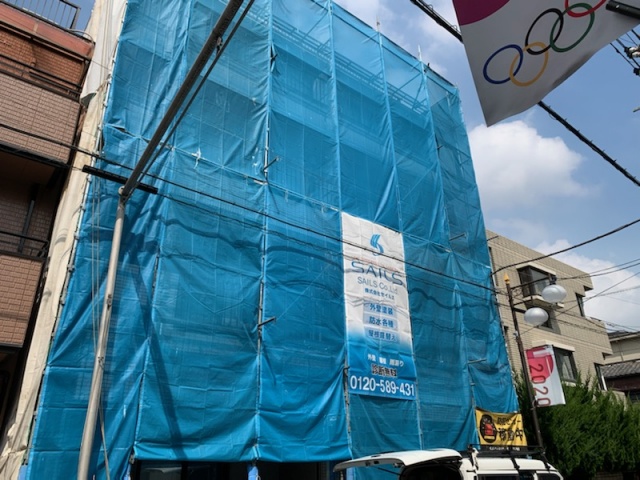 隣地との隙間が狭くても大丈夫！！足立区千住で外壁塗装工事が始まりました。