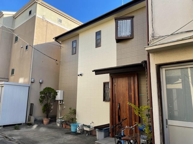 外壁を色分け塗装でお洒落に変身！！/足立区本木の外壁塗装工事