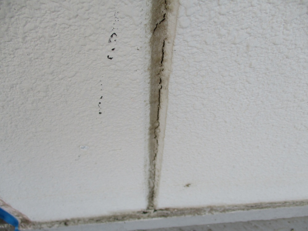 シーリングが黒く汚れる？/ＡＬＣ外壁シーリング工事はノンブリードの材料を使用/茨城県