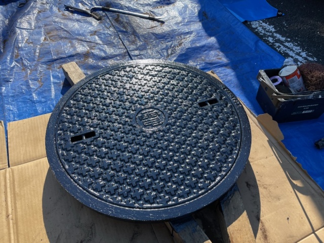 マンホールの蓋を塗装して！！　塗装工事の緊急依頼で足立区花畑に急行しました。