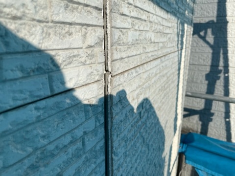 外壁サイディングが浮いている？ビスを打ってサイディングを留めなおしてあげましょう。