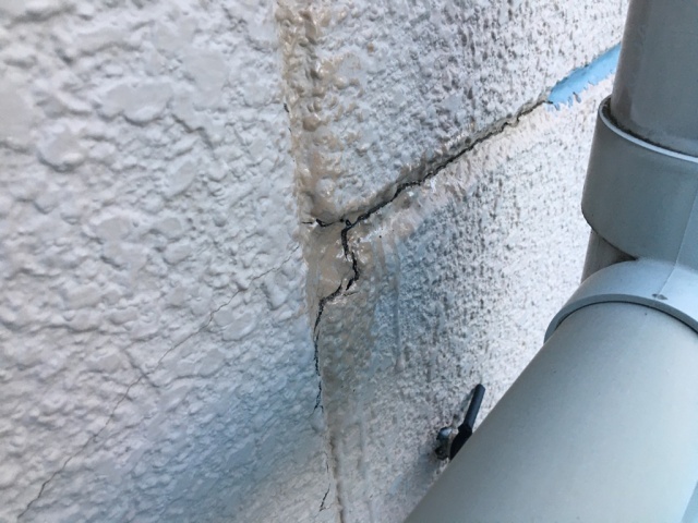 雨漏りはここから！？劣化したALC板間にシーリングを充填