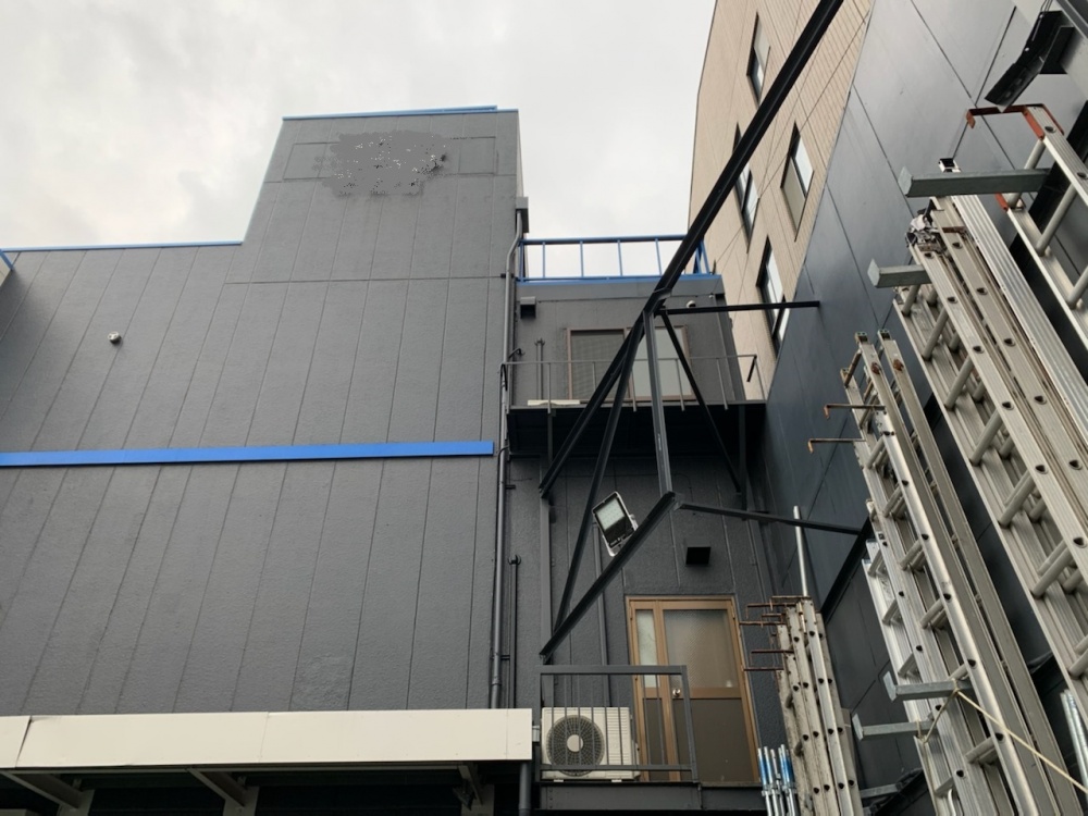 東京都足立区の新規の電気設備配管塗装は高所作業車で施工