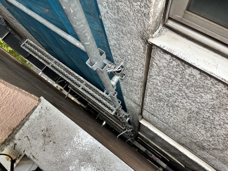 渋谷区笹塚｜狭い敷地での設備作業足場の架設工事｜隣地40cmの狭所足場施工事例
