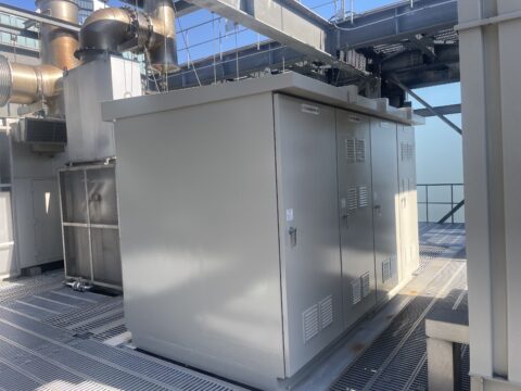 屋上設備機器の塩害対策には超高耐久フッ素樹脂塗料@港区海岸の設備機器塗装工事