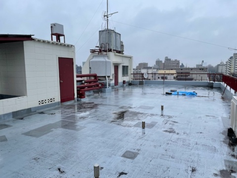 脱気筒が付いているから膨れない！？脱気筒は何箇所設置が必要！？足立区竹ノ塚の屋上防水の現場調査にお伺いしております。