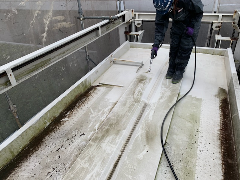 2区画目の立体駐車場の塗装工事が始まりました。足場架設後に高圧洗浄で土や汚れを洗い流し手からの作業になります。