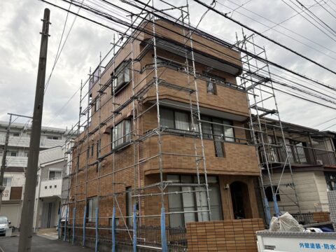 足場の架設も自社職人施工！江戸川区北小岩のタイル外壁の防水工事