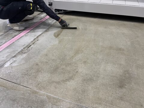 埼玉県八潮市の倉庫で厚膜の防塵塗床塗装を施工中@フローンフルトップ