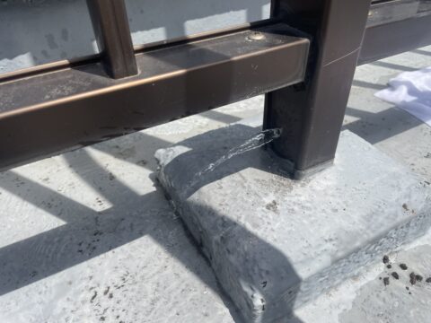 雨漏りの原因は手摺の基礎からの雨水の侵入かも？手摺の柱に穴をあけてみたら水が吹き出してきた！