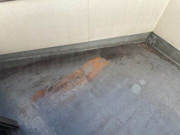 FRP防水がオレンジ色に変色！？保護トップコートの塗装のサインかもしれません。/足立区鹿浜