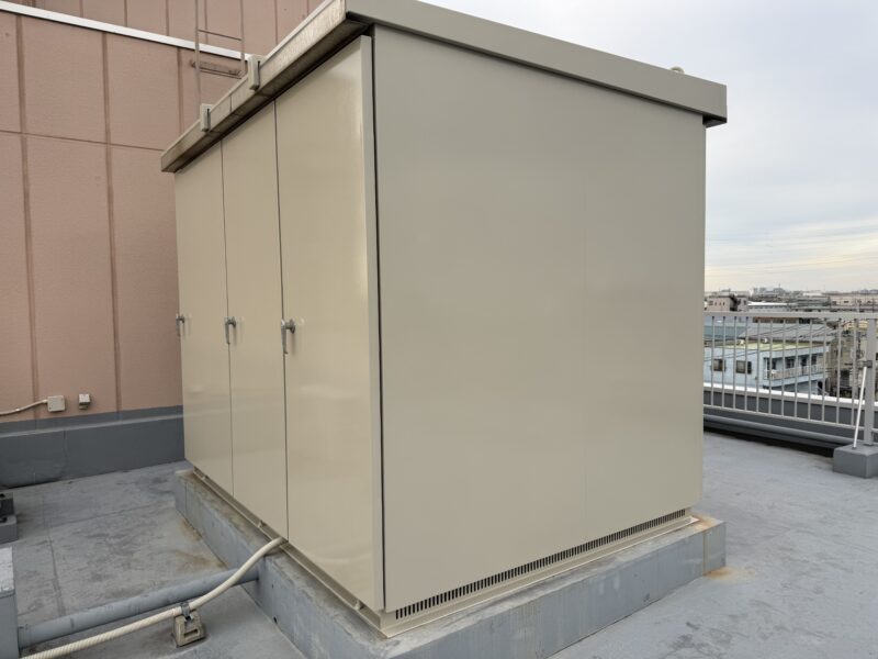 【埼玉県八潮市の倉庫キュービクル塗装工事】設備の劣化を防ぐ高耐久塗装で長寿命化を実現