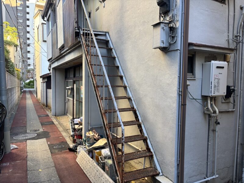 アパートの鉄骨階段が錆びているのはどこに相談すればい？足立区鹿浜のセイルズにお任せくださいアパート鉄骨階段の錆はどこに相談？保証の仕組みと正しいメンテナンス｜足立区鹿浜のセイルズ施工事例（江東区大島）