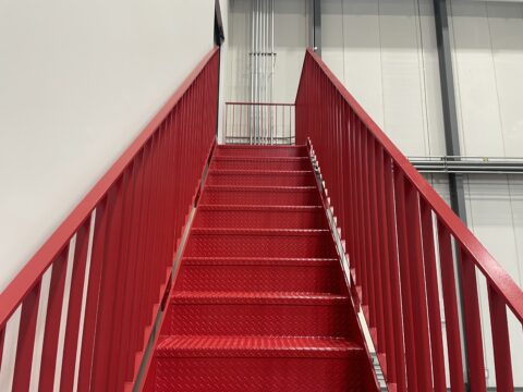 真っ赤な階段塗装でお祝い？若手の職人とベテラン職人さんが活躍するセイルズです@赤い階段の塗装工事