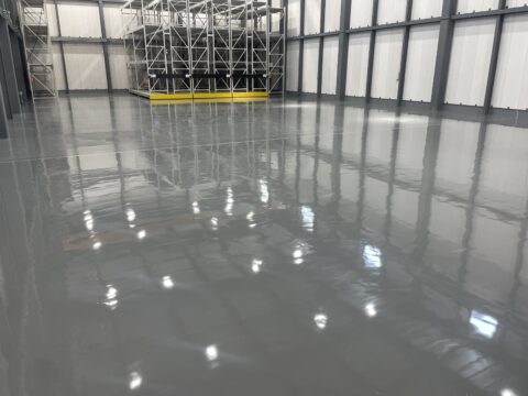 車両、フォークリフト走行OKの厚膜塗床材『フローンフルトップ』で倉庫の床塗装＠埼玉県八潮市
