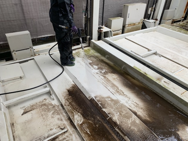 立体駐車場の洗浄清掃！世田谷区北烏山で立体駐車場の塗装3区画目の施工が始まりました。