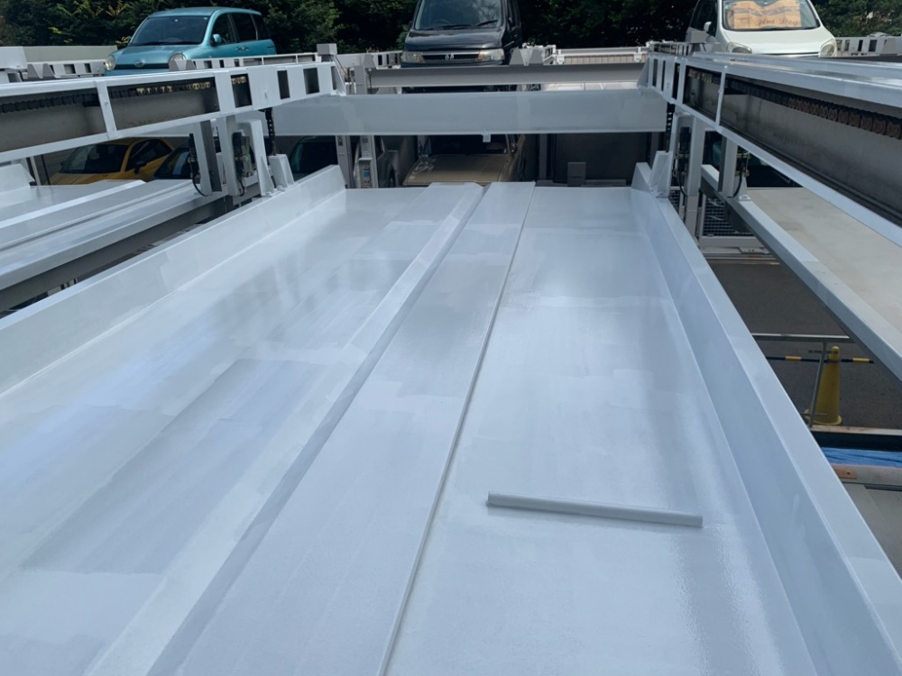 タイヤの摩耗にも耐えれる強靭な錆止め塗装を塗布して、発錆を防ぐ為の塗装をしていきます。