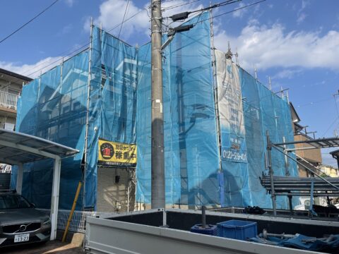 雨の影響で予定より1ヶ月遅れで、千葉県八千代市の外壁塗装工事が始まりました。
