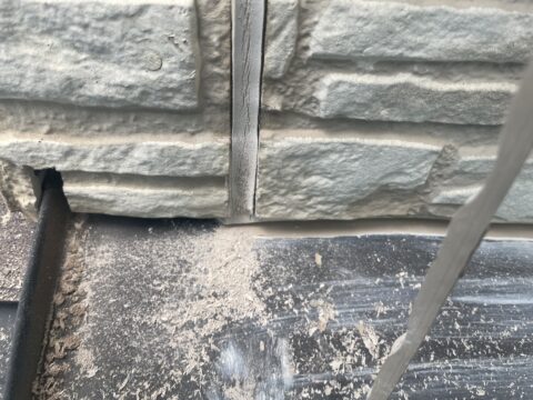シーリングの表面が粉っぽくなっているのもシーリングの劣化（チョーキング）です。@千葉県八千代市のシーリング工事