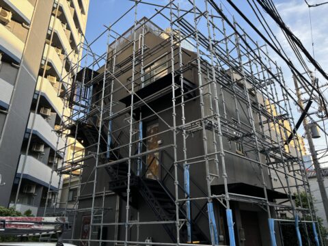 足場の架設も自社職人施工！本日より文京区千駄木で外壁塗装工事が始まります。