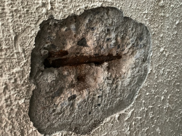 外壁の爆裂は放っておくとどんどん外壁にダメージが！？狭くて施工が難しい外壁の爆裂補修！